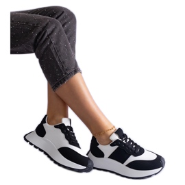 Baskets noires sur la plateforme