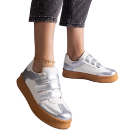 Des baskets en argent fixées avec du velcro