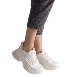 Des baskets sportives beige sur une semelle massive