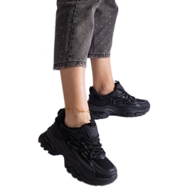 Baskets sportives noires sur une semelle massive