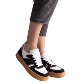 Des baskets noires se sont lacé sur la plate-forme le noir