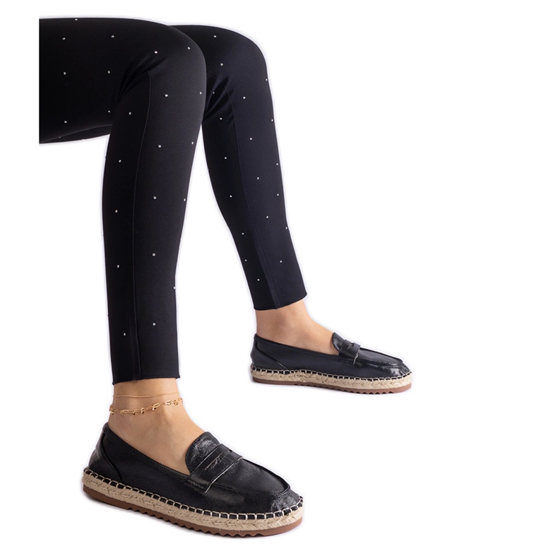 Espadrilles glissantes noires sur la plate-forme le noir