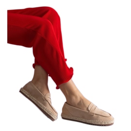 Beige a glissé des espadrilles sur la plate-forme Beige a glissé des espadrilles sur la plate-forme