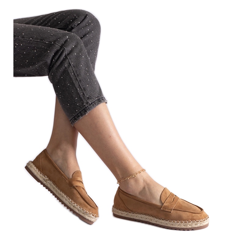 Caramel glissant des espadrilles sur la plate-forme brun