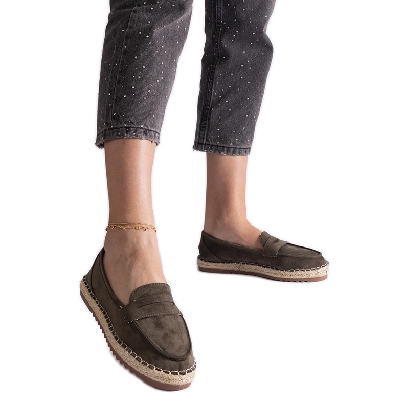 Espadrilles glissantes vertes sur la plate-forme