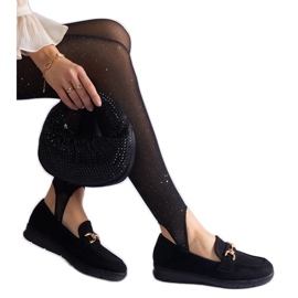 Mocassins des femmes noires avec un daim écologique avec une chaîne