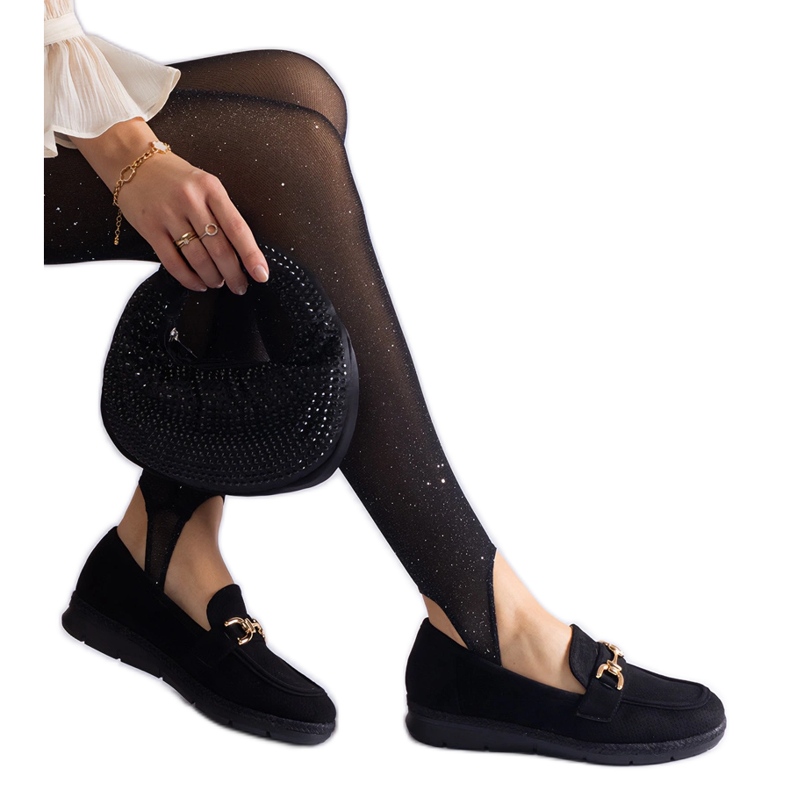 Mocassins des femmes noires avec un daim écologique avec une chaîne le noir
