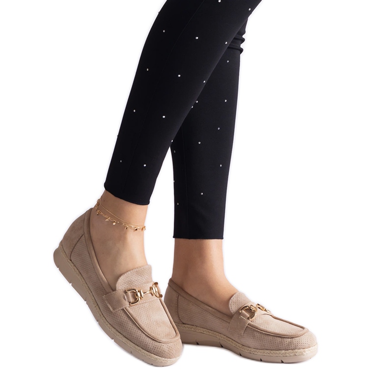 Mocassins féminines beige avec un daim écologique avec une chaîne