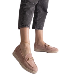 Mocassins féminins roses avec éco daim avec une chaîne Mocassins féminins roses avec éco daim avec une chaîne