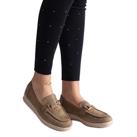 Les mocassins des femmes vertes avec un daim écologique avec une chaîne