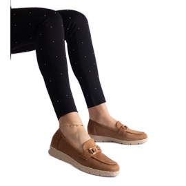 Mocassins pour femmes au caramel avec éco daim avec une chaîne brun