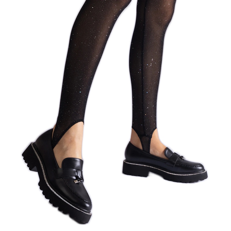 Mocassins noirs avec cuir écologique avec un ornement le noir Mocassins noirs avec cuir écologique avec un ornement le noir