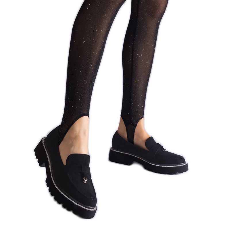 Mocassins noirs de la peau en daim avec un ornement le noir