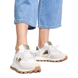 Baskets beiges avec protecteur visible