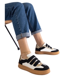 Baskets noires à fermeture velcro le noir
