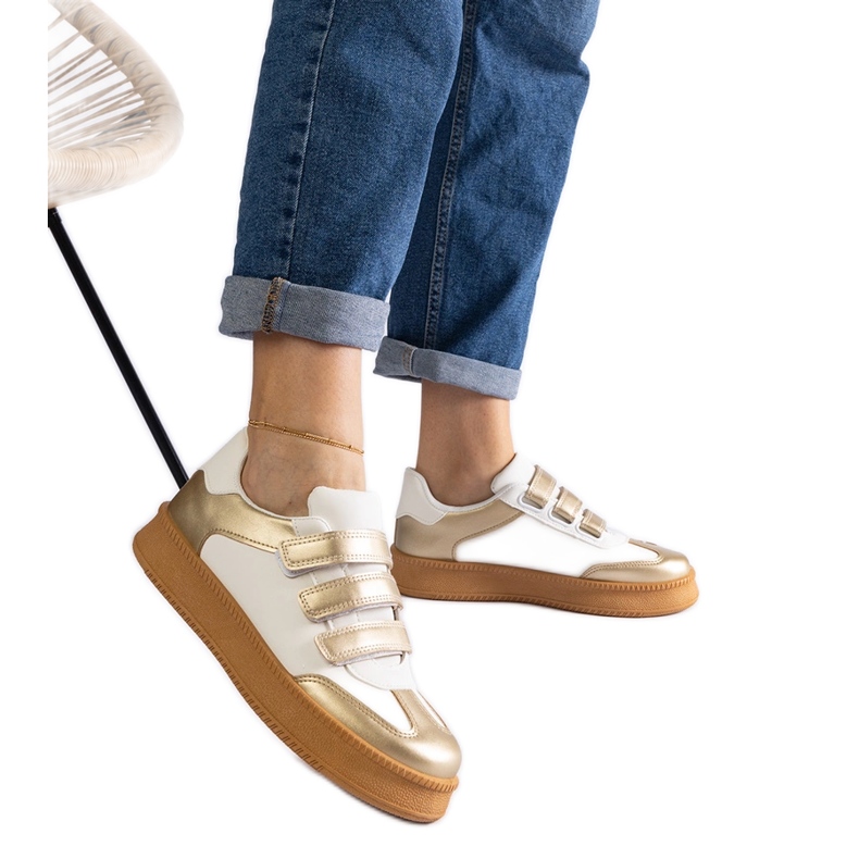 Baskets dorées à fermeture velcro d'or Baskets dorées à fermeture velcro d'or