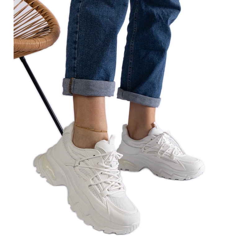 Baskets de sport blanches à semelle massive