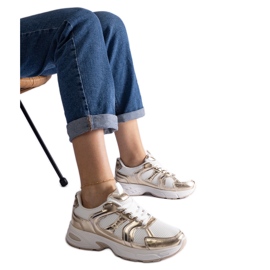 Baskets de sport blanches et dorées