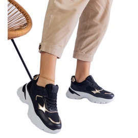 Baskets noires sur semelle massive le noir