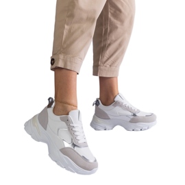 Baskets blanches sur semelle massive