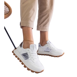 Baskets blanches avec protecteur visible