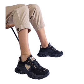 Baskets noires sur une plate-forme de coeur noir