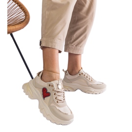 Baskets beige sur une plate-forme cardiaque Baskets beige sur une plate-forme cardiaque