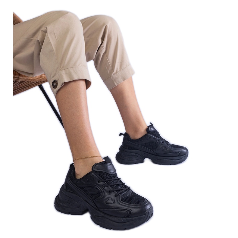 Baskets noires sur semelle massive le noir