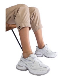 Baskets blanches sur semelle massive