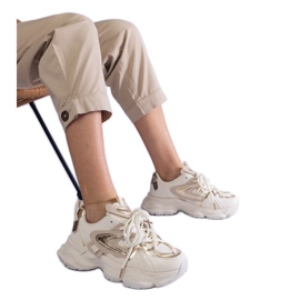 Baskets sportives féminines beige sur une semelle massive