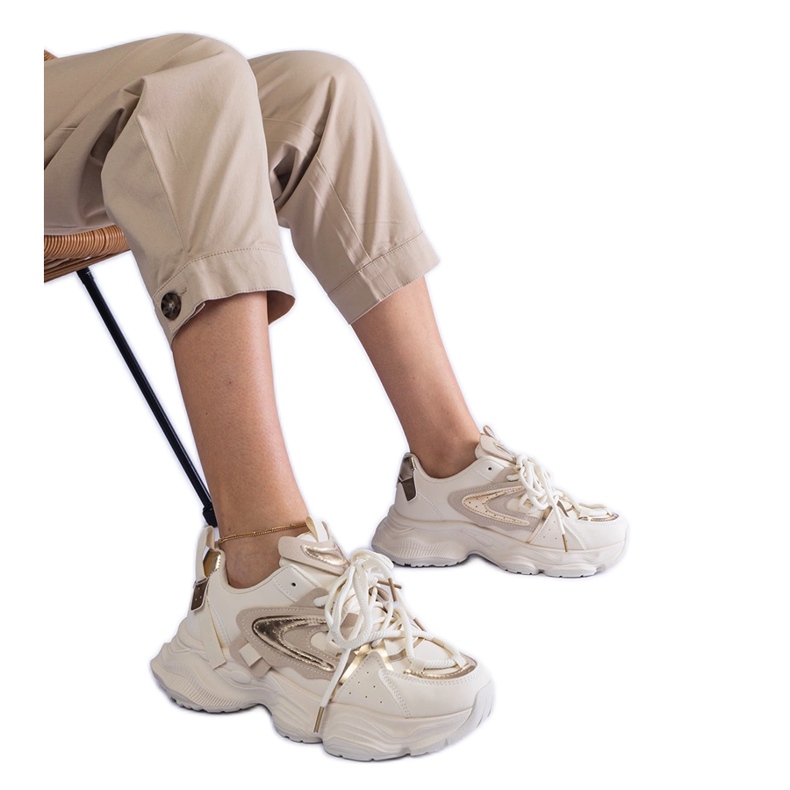 Baskets sportives féminines beige sur une semelle massive