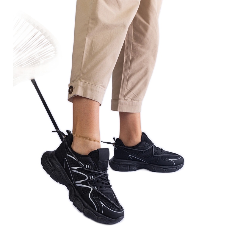 Baskets pour femmes noires sur une semelle massive le noir