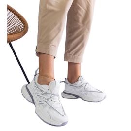 Baskets féminines blanches sur une semelle massive