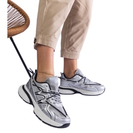 Les baskets pour femmes en argent sur une semelle massive