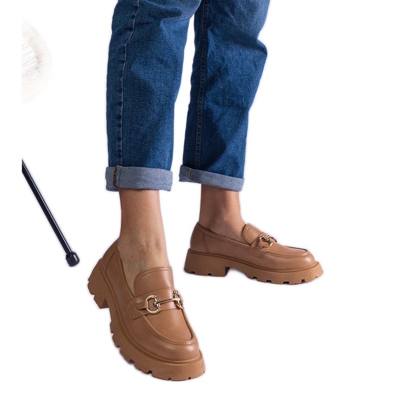 Mocassins bruns avec cuir écologique avec décoration dorée beige Mocassins bruns avec cuir écologique avec décoration dorée beige