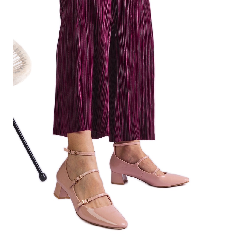 Les pompes beige verni avec une ceinture Les pompes beige verni avec une ceinture