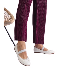 Ballerines blanches avec une bande élastique et un arc décoratif