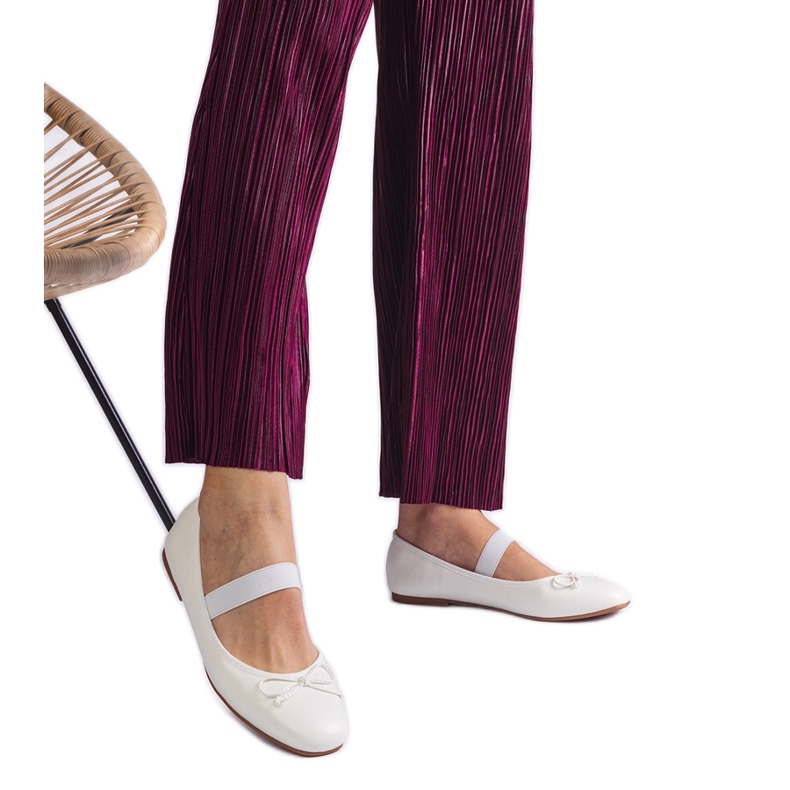 Ballerines blanches avec une bande élastique et un arc décoratif