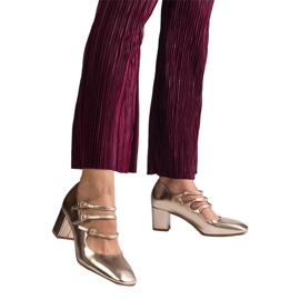 Pompes dorées sur le poteau avec des boucles décoratives