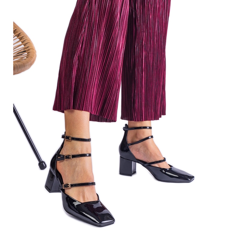 Les pompes noires ont été vernies sur un poteau avec des boucles le noir Les pompes noires ont été vernies sur un poteau avec des boucles le noir