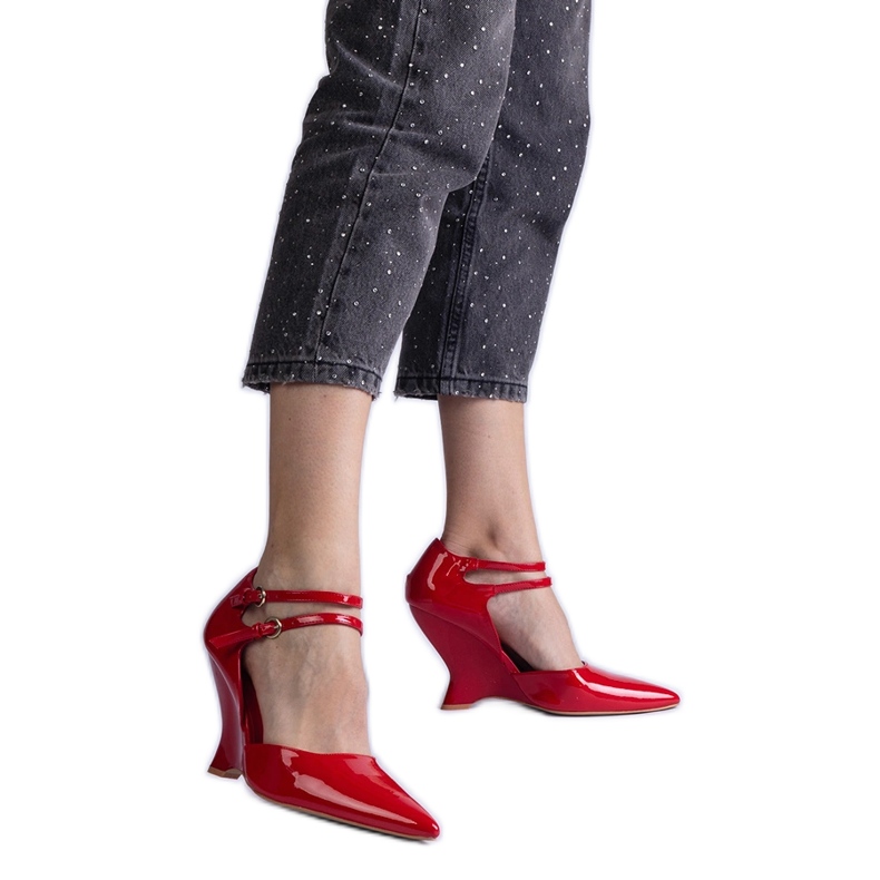 Escarpins compensés vernis rouges à boucles
