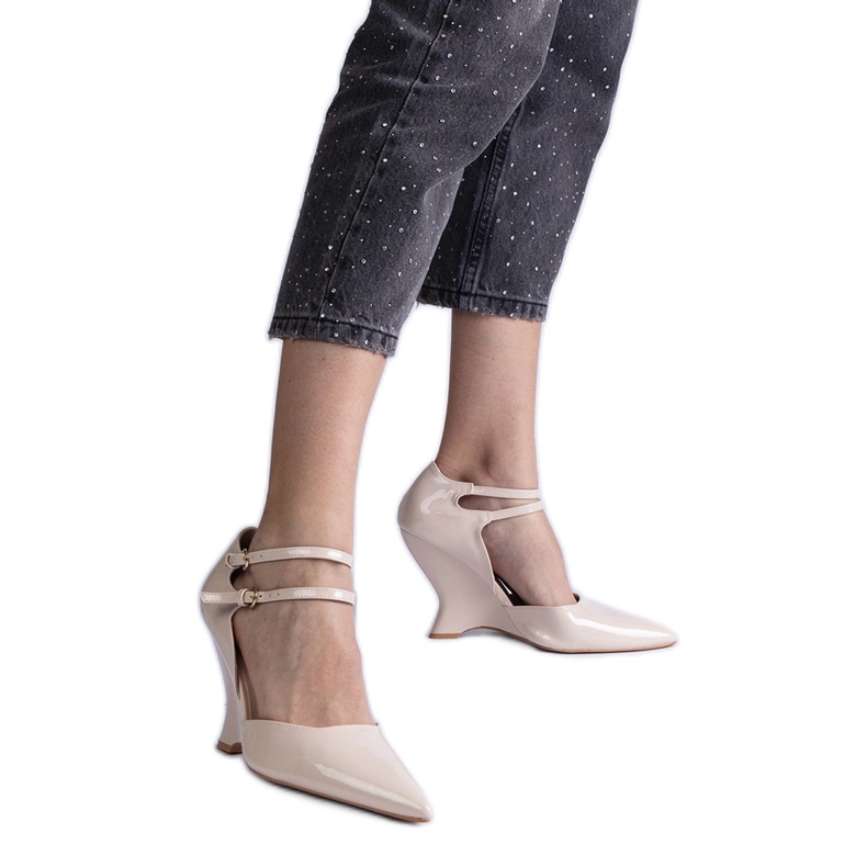 Les pompes beige verni au coin avec des boucles Les pompes beige verni au coin avec des boucles