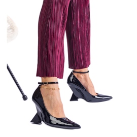 Pompes noires laquées sur des coins