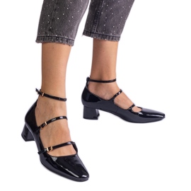 Les pompes noires verni avec une ceinture