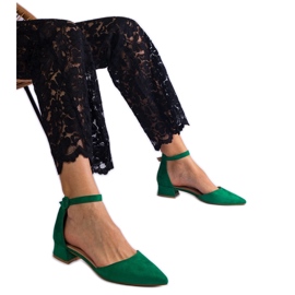 Pompes vertes sur un poteau bas Pompes vertes sur un poteau bas