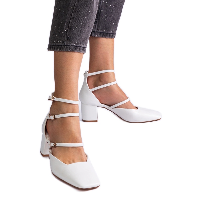 Pompes blanches sur le pilier avec des boucles