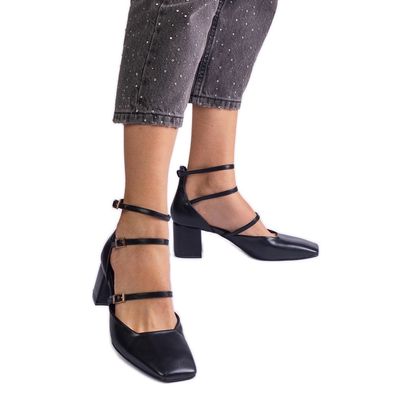 Pompes noires sur le pilier avec des boucles le noir