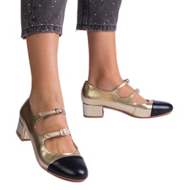 Pompes dorées sur le nez noir