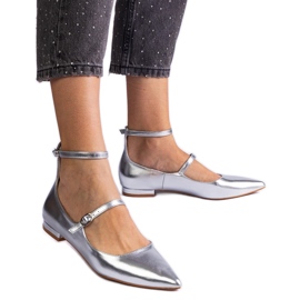 Talons plats argentés avec boucles métalliques