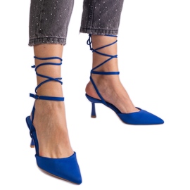 Talons hauts bleus avec un talon ouvert attaché autour de la cheville